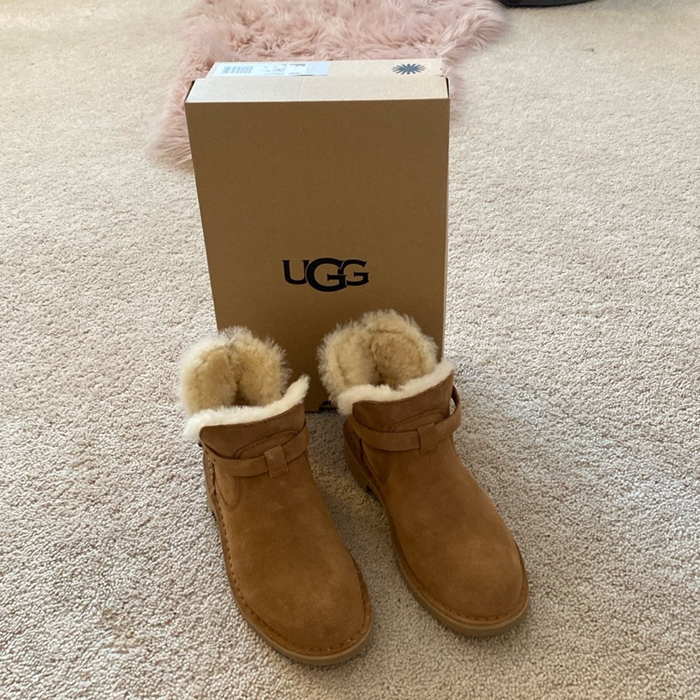 Women’s UGG Bootie Melrose Chestnut Size 7 Medium